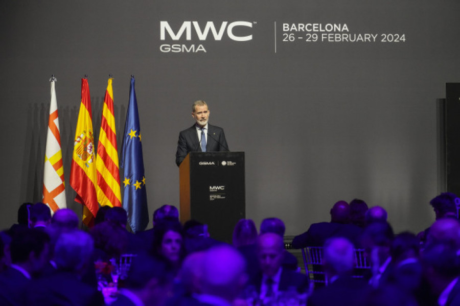 El Felipe VI llega a la cena del MWC en Barcelona sin que le reciba Aragonés