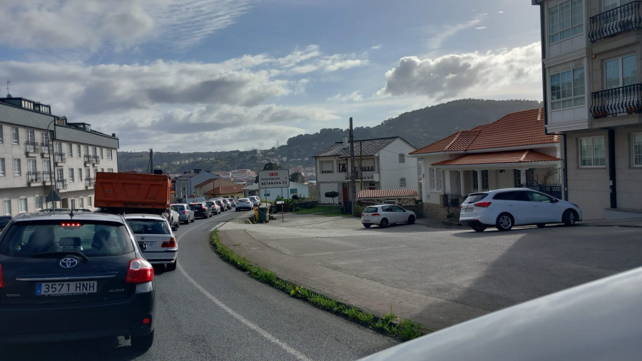 Largas retenciones tras el inicio de las obras del puente de piedra de Pontedeume