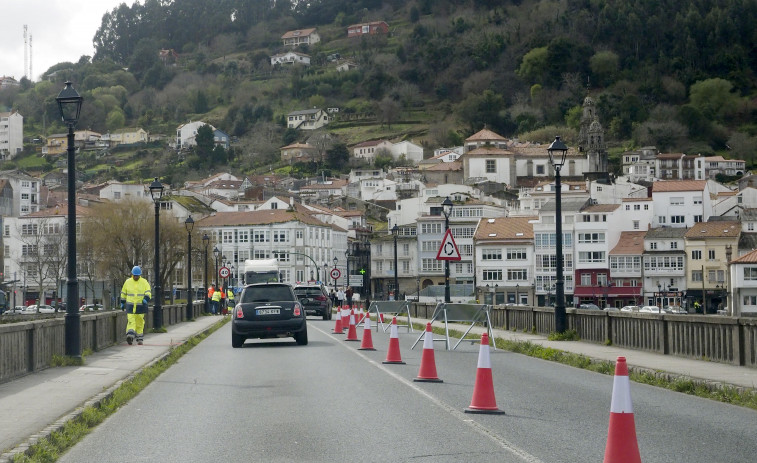 Las obras del puente de piedra de Pontedeume bajan el ritmo durante el verano