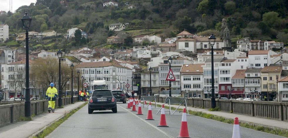 Las obras del puente de piedra de Pontedeume bajan el ritmo durante el verano