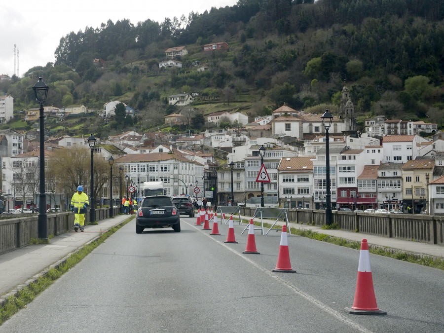 Las obras del puente de piedra de Pontedeume bajan el ritmo durante el verano