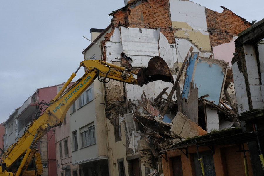 Una grúa de 4 metros comienza la limpieza del edificio desplomado en el barrio ferrolano de Esteiro