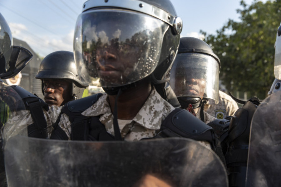 Bahamas incrementa la seguridad en el sur tras fuga masiva de miles de presos en Haití