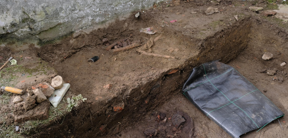 Los primeros restos óseos apuntan a la fosa común del cementerio de O Val