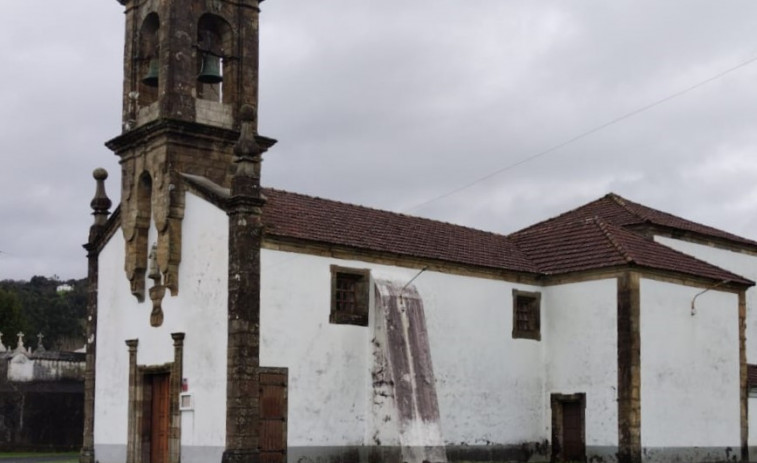 El mal estado de la iglesia de Sedes, en Narón, obliga a cancelar oficios