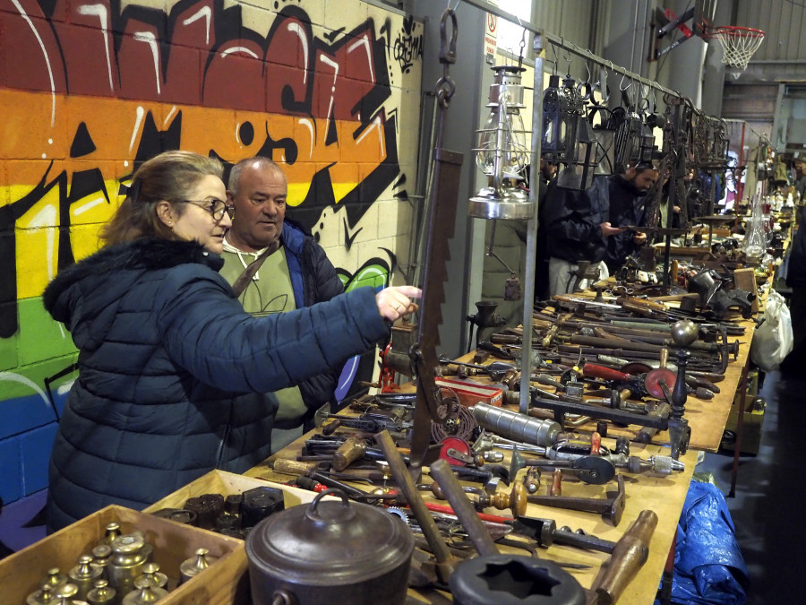 Gran éxito de participación en la primera jornada de la Feira de Antigüidades de Narón