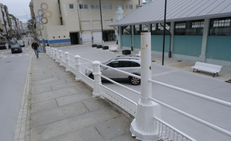 El nuevo perfil de la calle de la Iglesia prescinde de las farolas clásicas en la barandilla