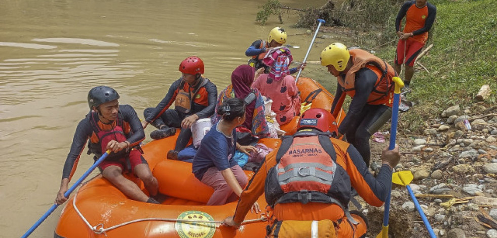 Suben a 26 los muertos por las inundaciones y los corrimientos de tierra en Indonesia