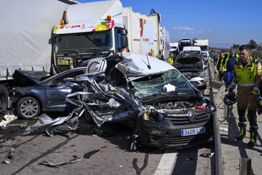 Un muerto y cinco heridos en un accidente con 40 coches en la AP-7 en Castellón