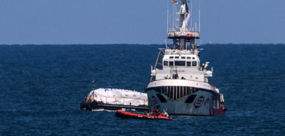 EL barco español Open Arms empieza a descargar alimentos en la costa de Gaza