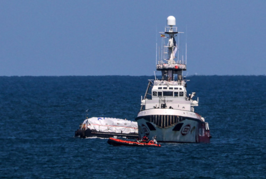 EL barco español Open Arms empieza a descargar alimentos en la costa de Gaza