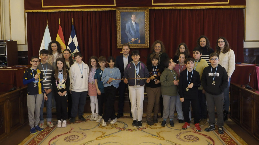 O alumnado do CEIP A Laxe toma o relevo dos edís no pleno e impón a axenda infantil