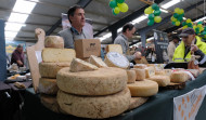 Los amantes del queso hicieron pequeño el recinto ferial de San Ramón, en Moeche