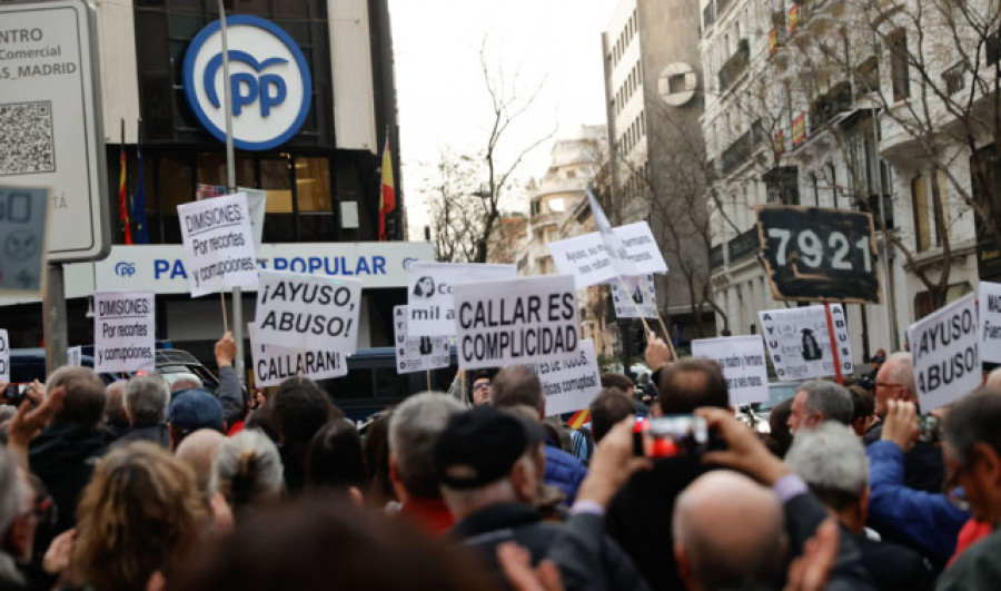 Cientos de personas se concentran ante la sede del PP para pedir la dimisión de Ayuso