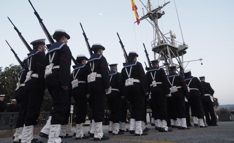 Música y ceremonia en el arriado de bandera del ferrolano Palacio de Capitanía