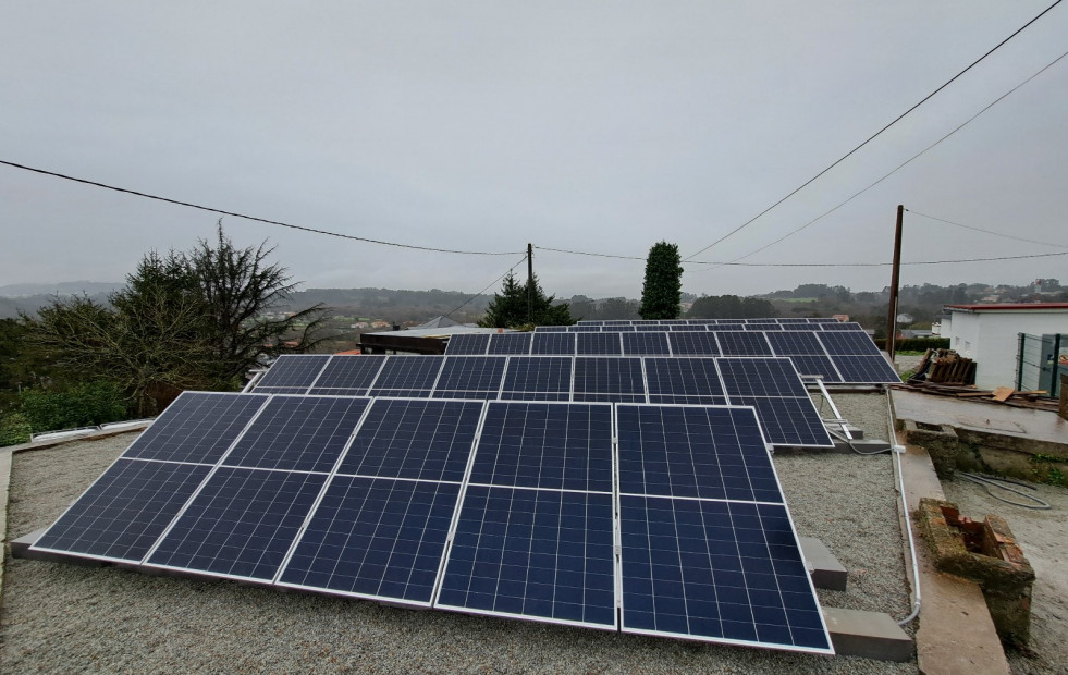 Ares completa la instalación fotovoltaica en el depósito de Os Castros con 40 nuevos paneles