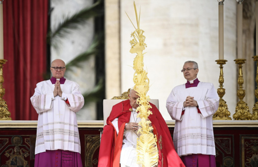 El papa no lee la homilía en la misa del Domingo de Ramos