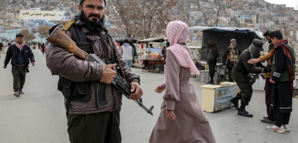 Los talibanes, a favor de reinstaurar la lapidación a las mujeres por adulterio