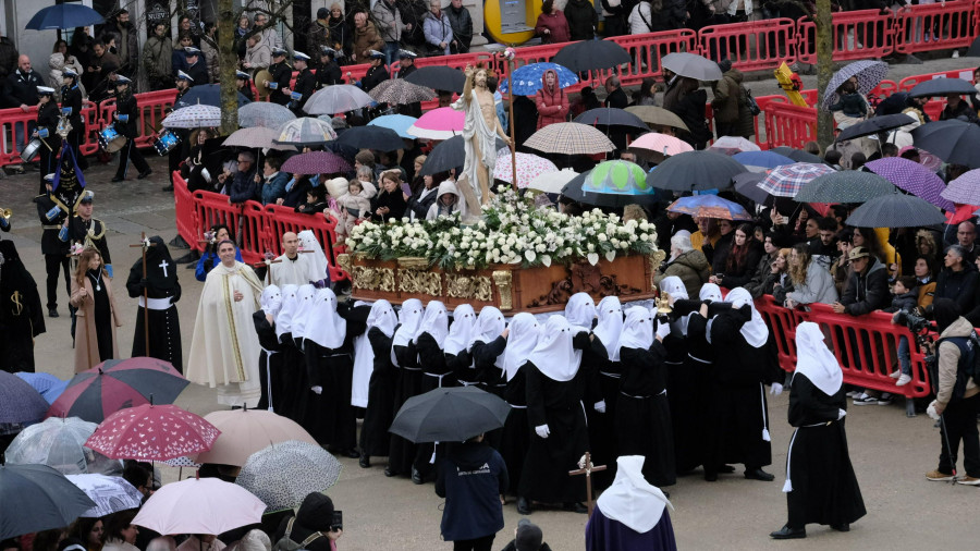 Truenos y chaparrón en el remate de la Semana Santa de Ferrol con el Gozoso Encuentro