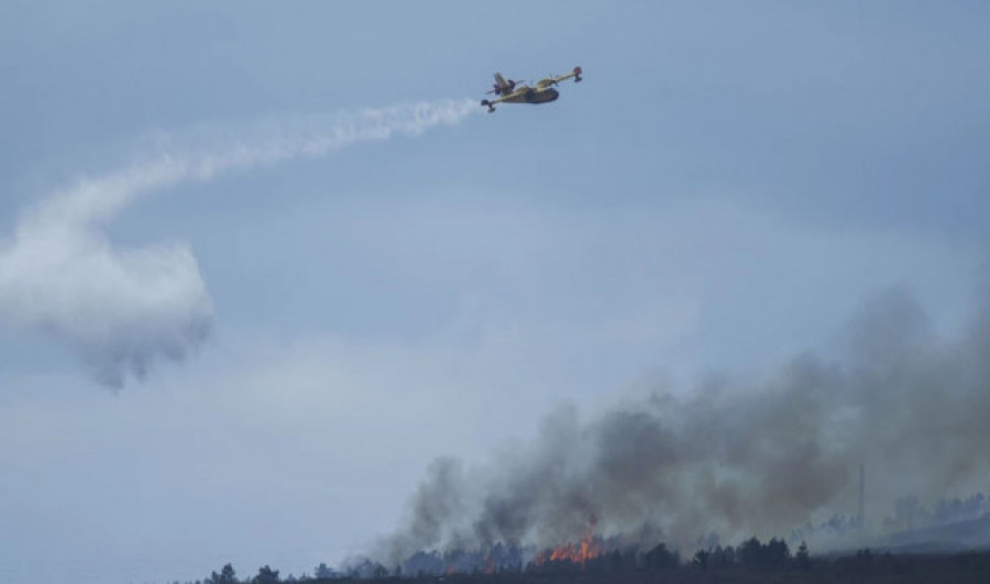 Un incendio quema 20 hectáreas en Oímbra y permanece controlado el de Crecente