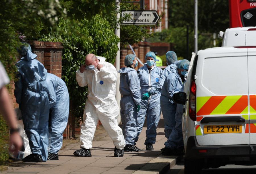 Un niño de 14 años muere tras ser atacado con una espada en Londres