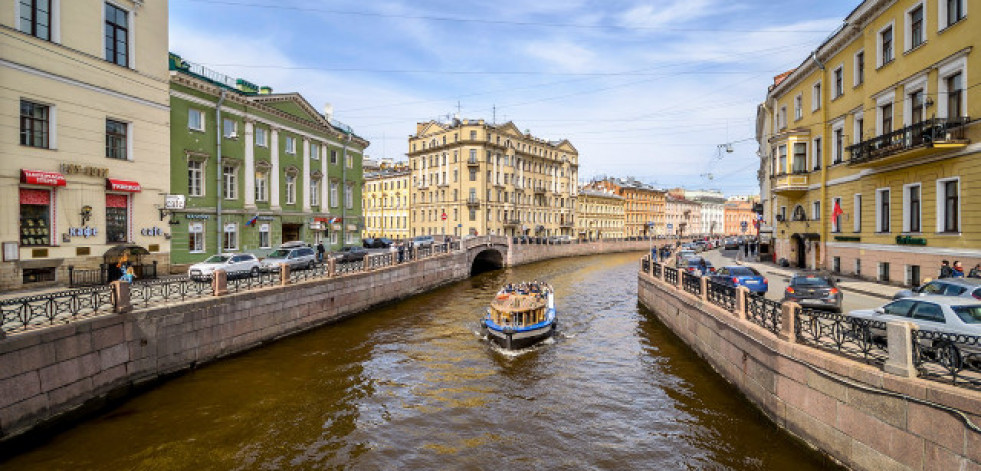 Un autobús con una veintena de pasajeros cae al río desde un puente en San Petersburgo