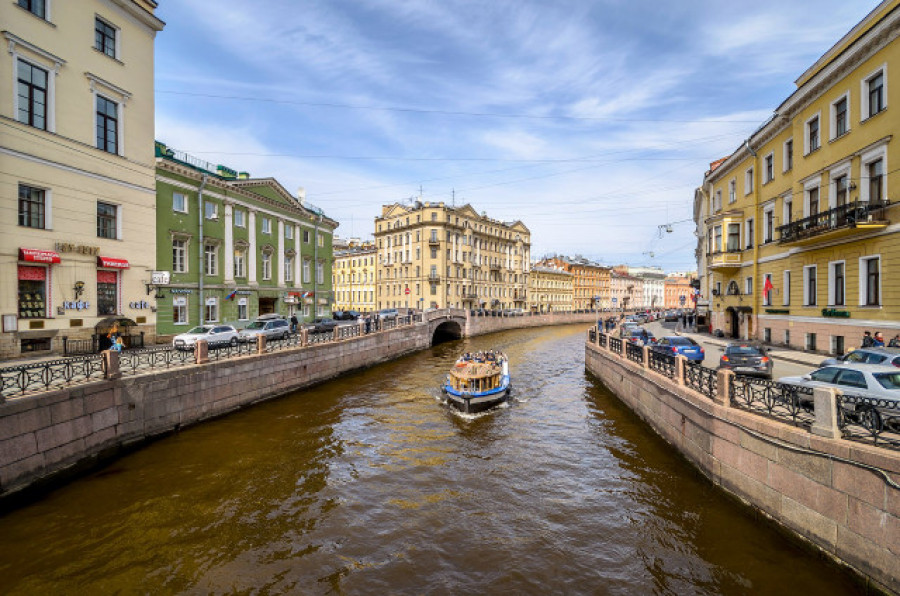 Un autobús con una veintena de pasajeros cae al río desde un puente en San Petersburgo