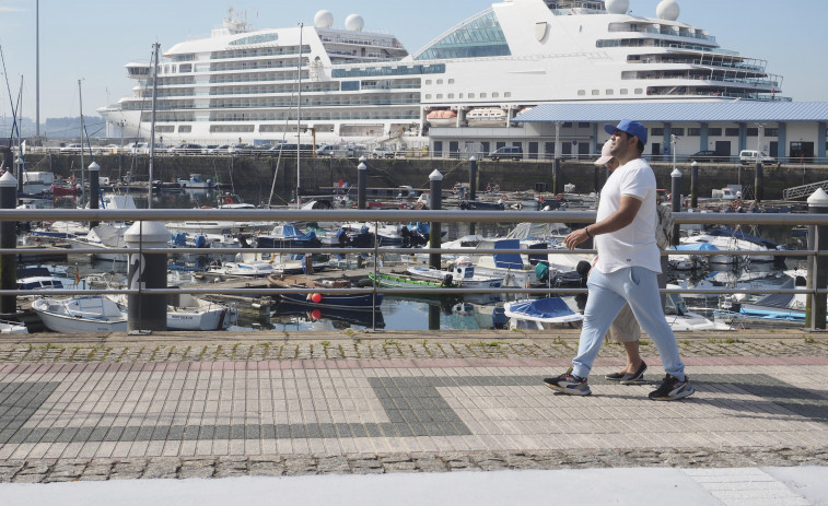 El “Seabourn Ovation” vuelve un año después de su última visita a Curuxeiras