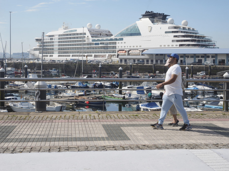 El “Seabourn Ovation” vuelve un año después de su última visita a Curuxeiras