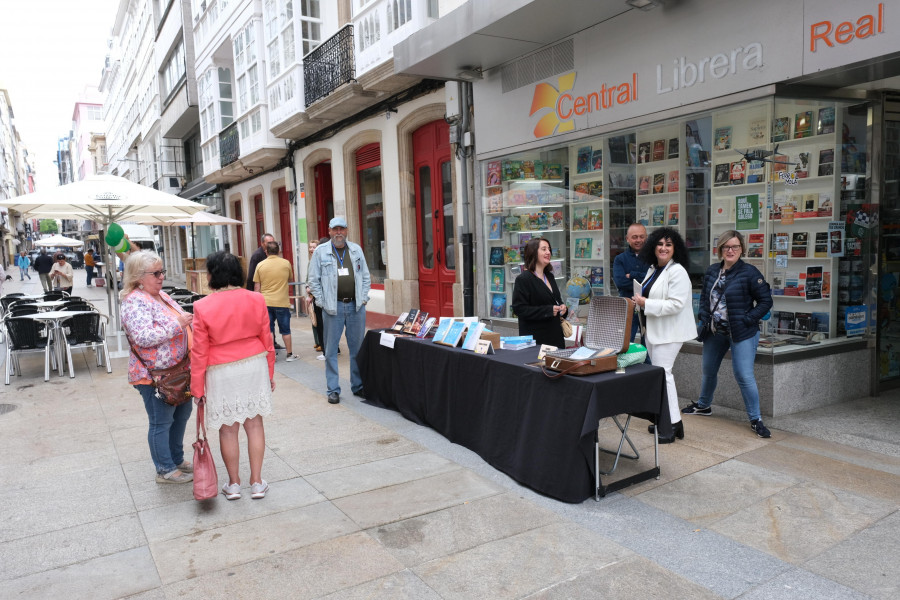 Los libros salen a la calle un día más en Ferrol