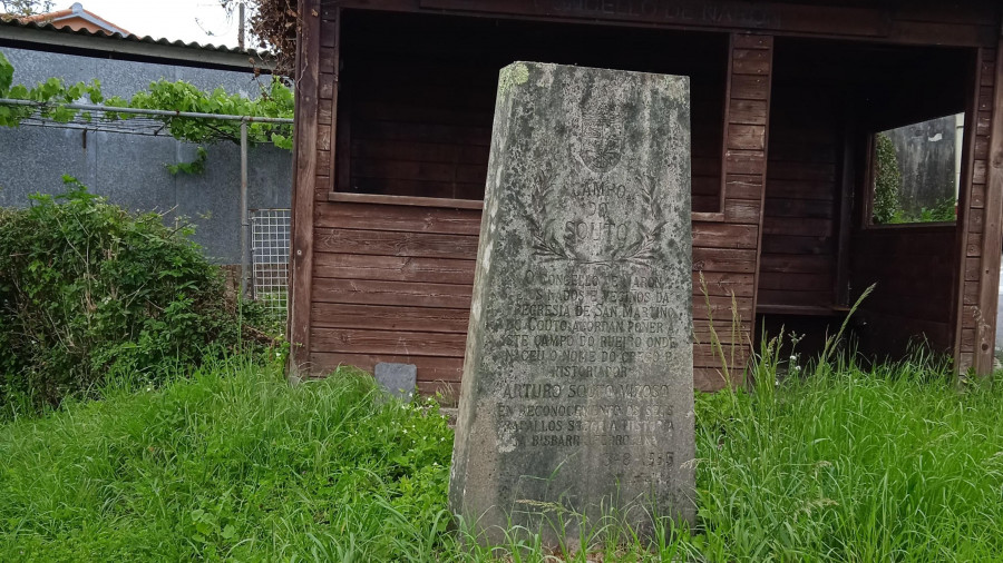 Críticas vecinales por el estado de abandono del monolito en honor a Arturo Souto Vizoso en Narón