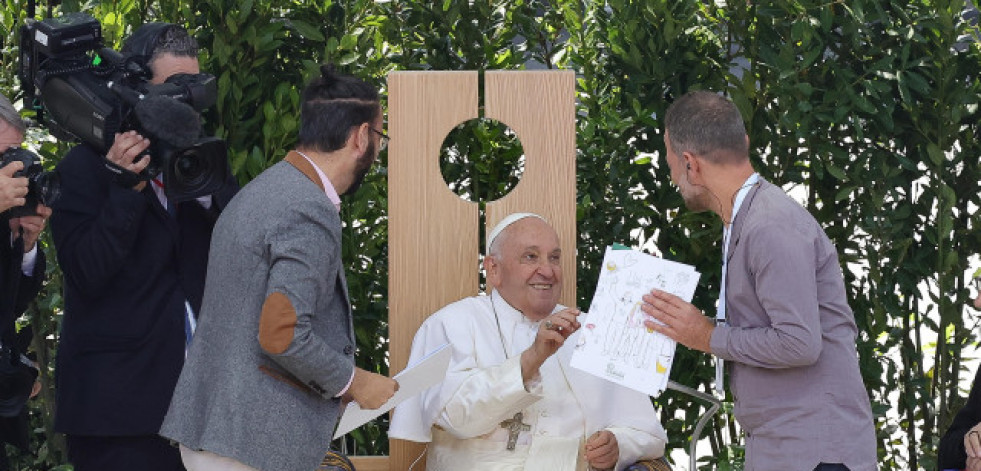 El Papa abraza a un israelí y a un palestino víctimas de la guerra de Gaza