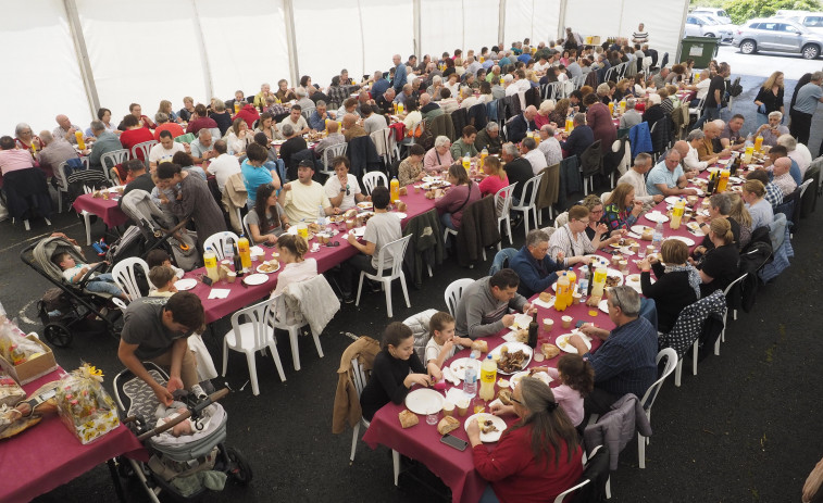 As asociacións de Valdoviño van xuntas de festa por Vilarrube