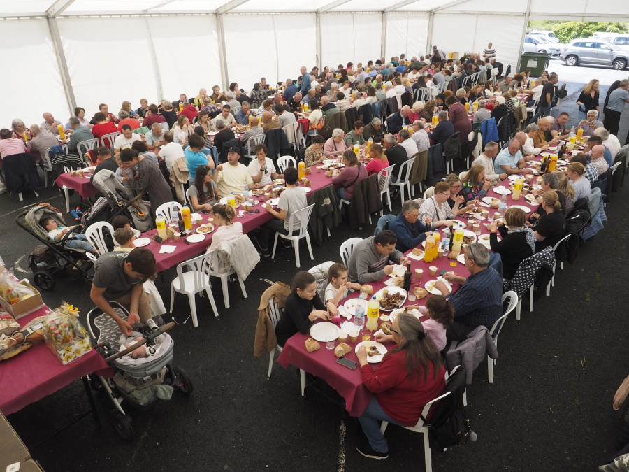 As asociacións de Valdoviño van xuntas de festa por Vilarrube