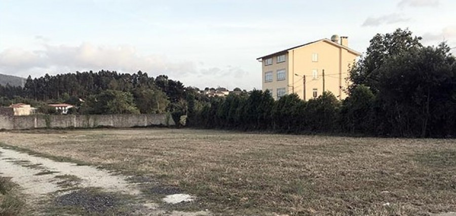 Vecinos de Piñeiros piden al Concello de Narón un parque infantil y una pista multideporte