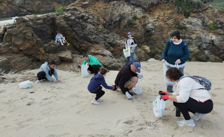 El programa “En la playa, solo arena” transforma 300 kilos de residuos en 600 euros