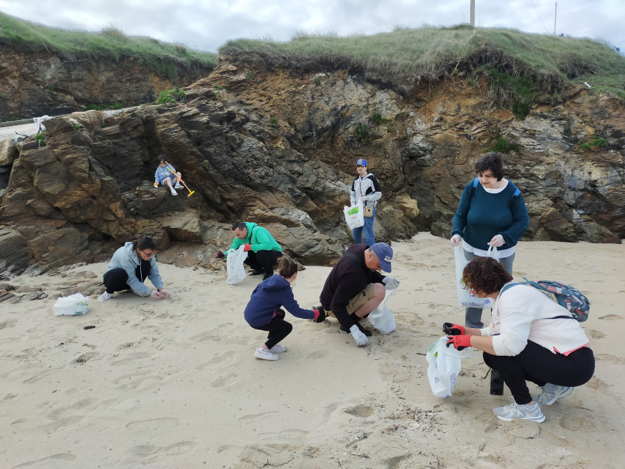 El programa “En la playa, solo arena” transforma 300 kilos de residuos en 600 euros