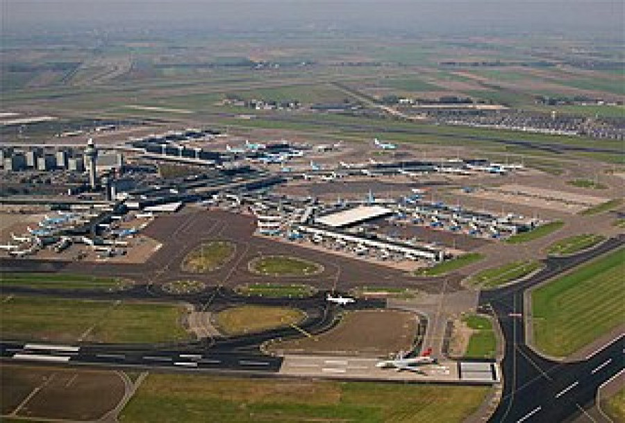 Muere una persona en aeropuerto de Ámsterdam al caer sobre el motor en marcha de un avión