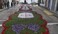 Flores, verde, arroz, cáscaras, serrín...comienzan a montarse las alfombras florales de Ares