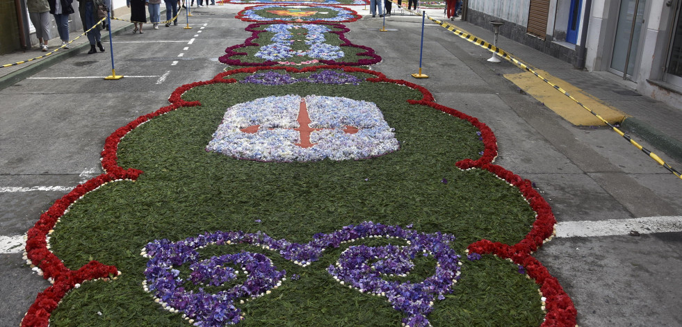 Flores, verde, arroz, cáscaras, serrín...comienzan a montarse las alfombras florales de Ares