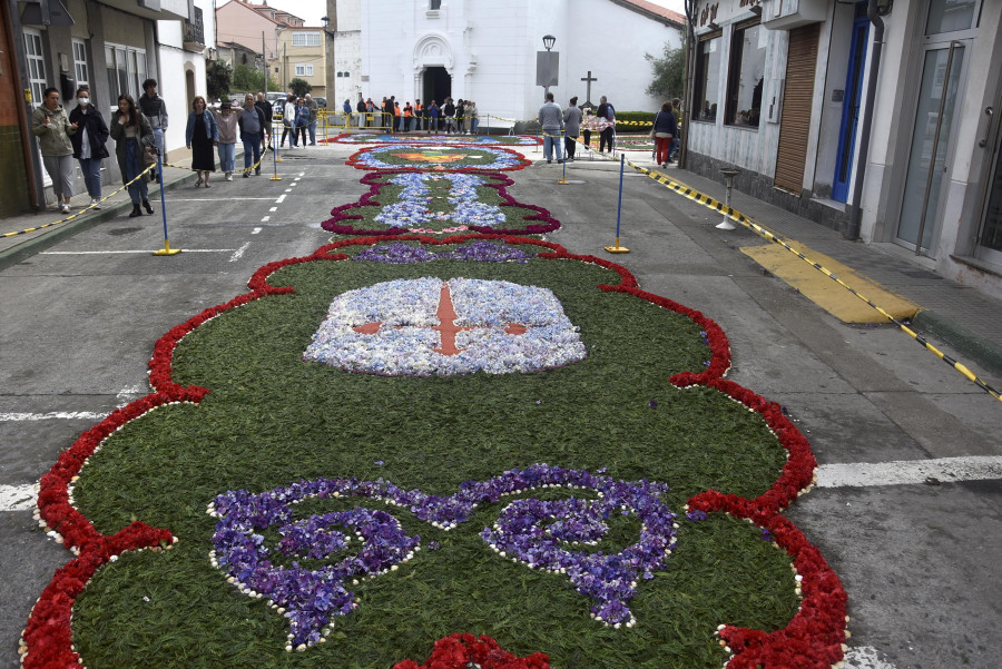 Flores, verde, arroz, cáscaras, serrín...comienzan a montarse las alfombras florales de Ares