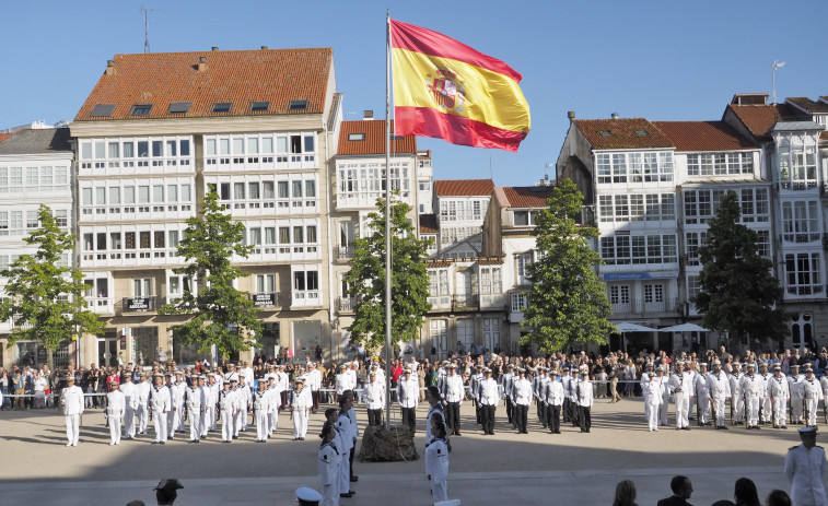 Concurrido Arriado de bandera dentro de los actos de las Fuerzas Armadas