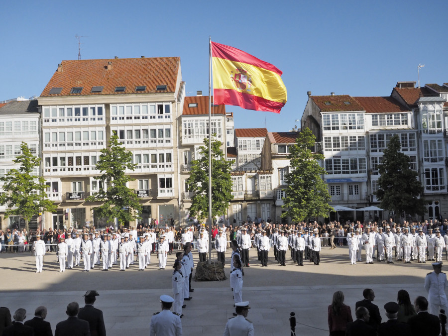 Concurrido Arriado de bandera dentro de los actos de las Fuerzas Armadas