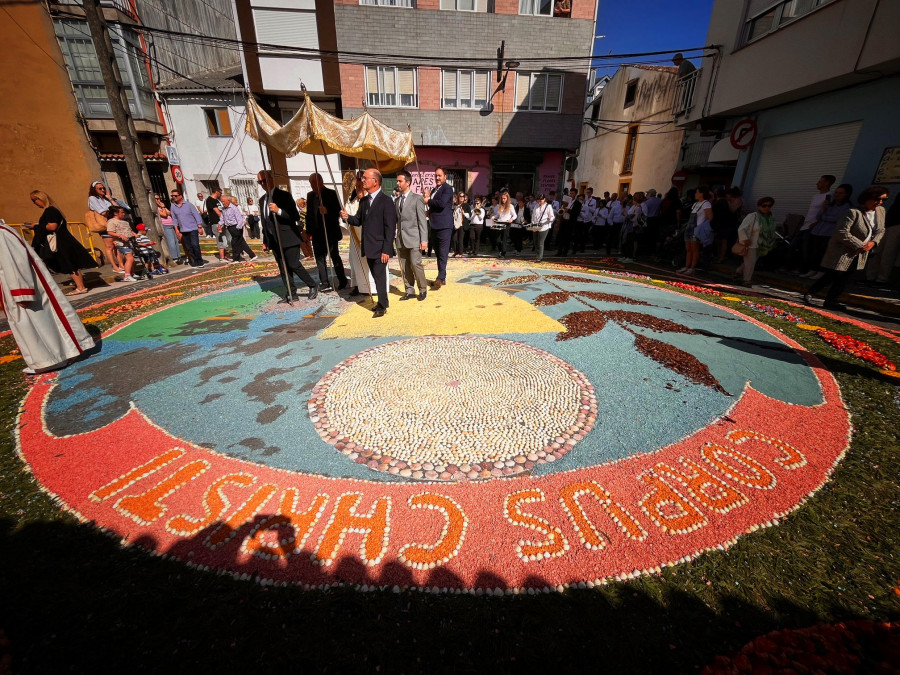 Ares cumple un año más con su tradición de Corpus, las alfombras florales más famosas de la comarca
