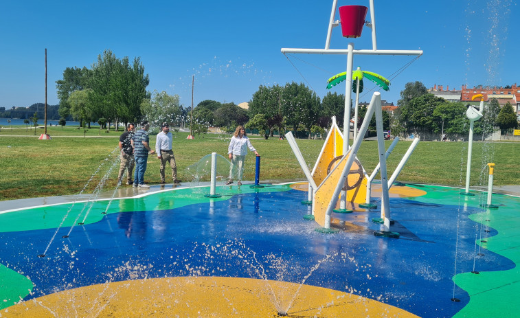 Los naroneses pueden disfrutar ya de su parque de juegos de agua en el paseo de Xuvia