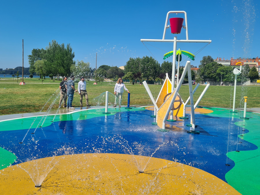 Los naroneses pueden disfrutar ya de su parque de juegos de agua en el paseo de Xuvia