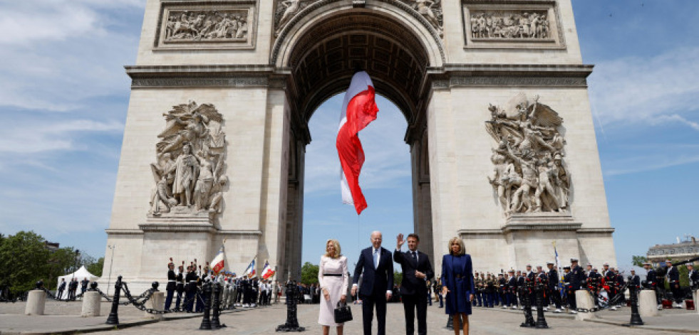 Macron recibe a Biden en el Arco del Triunfo en el inicio de la visita bilateral