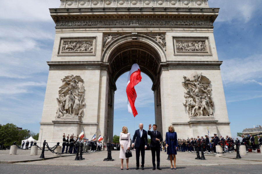 Macron recibe a Biden en el Arco del Triunfo en el inicio de la visita bilateral