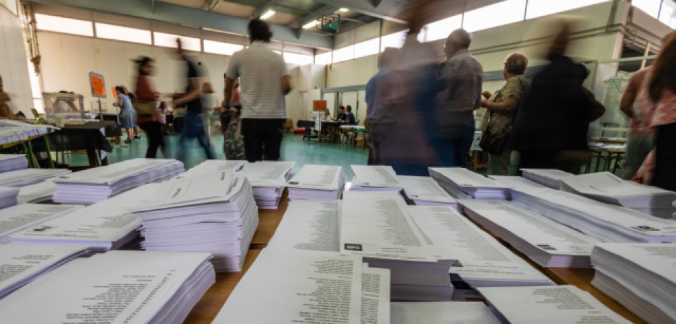 Una mesa electoral en la Diputación de Cáceres paraliza la votación 12 minutos por falta de papeletas de Podemos
