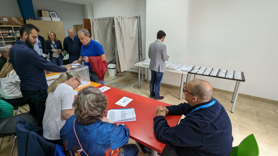 Poco movimiento en las mesas electorales de Ferrol durante las primeras horas